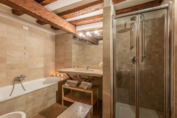 Badewanne und Dusche (separat), kostenlose Toilettenartikel