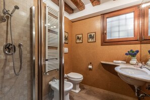 Badewanne und Dusche (separat), kostenlose Toilettenartikel