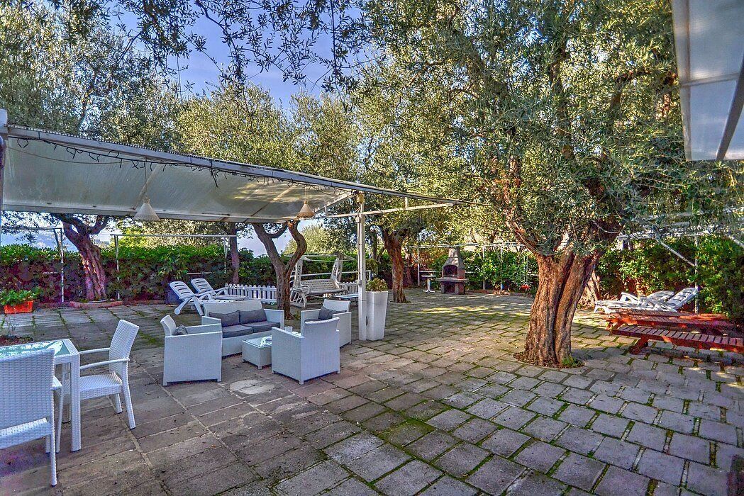 Casa Miriam B: A bright apartment that is part of a villa surrounded by a lemon and orange garden, with Free WI-FI.
