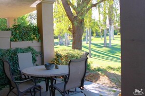 Townhouse – club, 2 queensize-senger, ikke-røyk, utsikt mot golfbane | Terrasse/patio