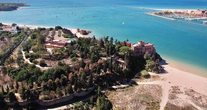 Front line townhouse Face à la mer in Ferragudo, luxury, sea views