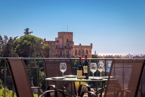 Outdoor dining - Front line townhouse Face à la mer in Ferragudo, luxury, sea views (Ferragudo)