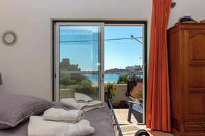2 bedrooms, iron/ironing board, WiFi, bed sheets - Front line townhouse Face à la mer in Ferragudo, luxury, sea views (Ferragudo)