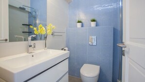 Villa, 2 chambres | Salle de bain | Sèche-cheveux, serviettes fournies