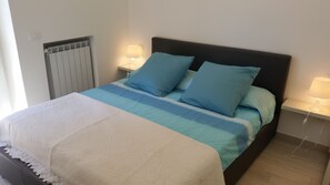 3 chambres, bureau, fer et planche à repasser, lit de bébé portatif