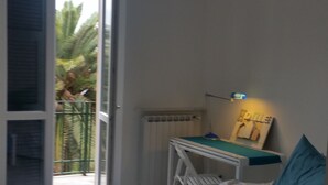 A room with a bed, a desk, a bench, and a radiator. - BLURAPALLO wi-fi and vistamare CITRA 010046-lt-0294 CIN IT010046C2RZLGCYU4 (RAPALLO)
