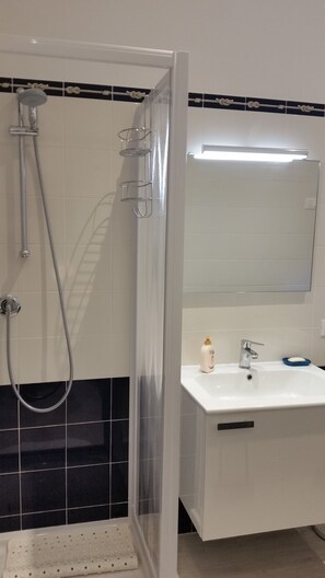 Shower, hair dryer, bidet, towels - BLURAPALLO wi-fi and vistamare CITRA 010046-lt-0294 CIN IT010046C2RZLGCYU4 (RAPALLO)