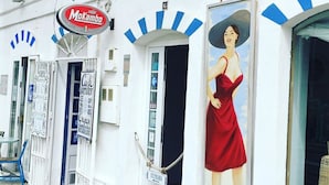 Un caffè chiamato Cafe Azul con un cartello per il caffè espresso Mokambo.