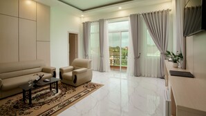 Una sala de estar moderna con un sofá, un sillón y una mesita de centro.