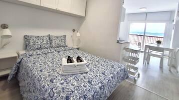 1 slaapkamer, een strijkplank/strijkijzer, gratis wifi, beddengoed