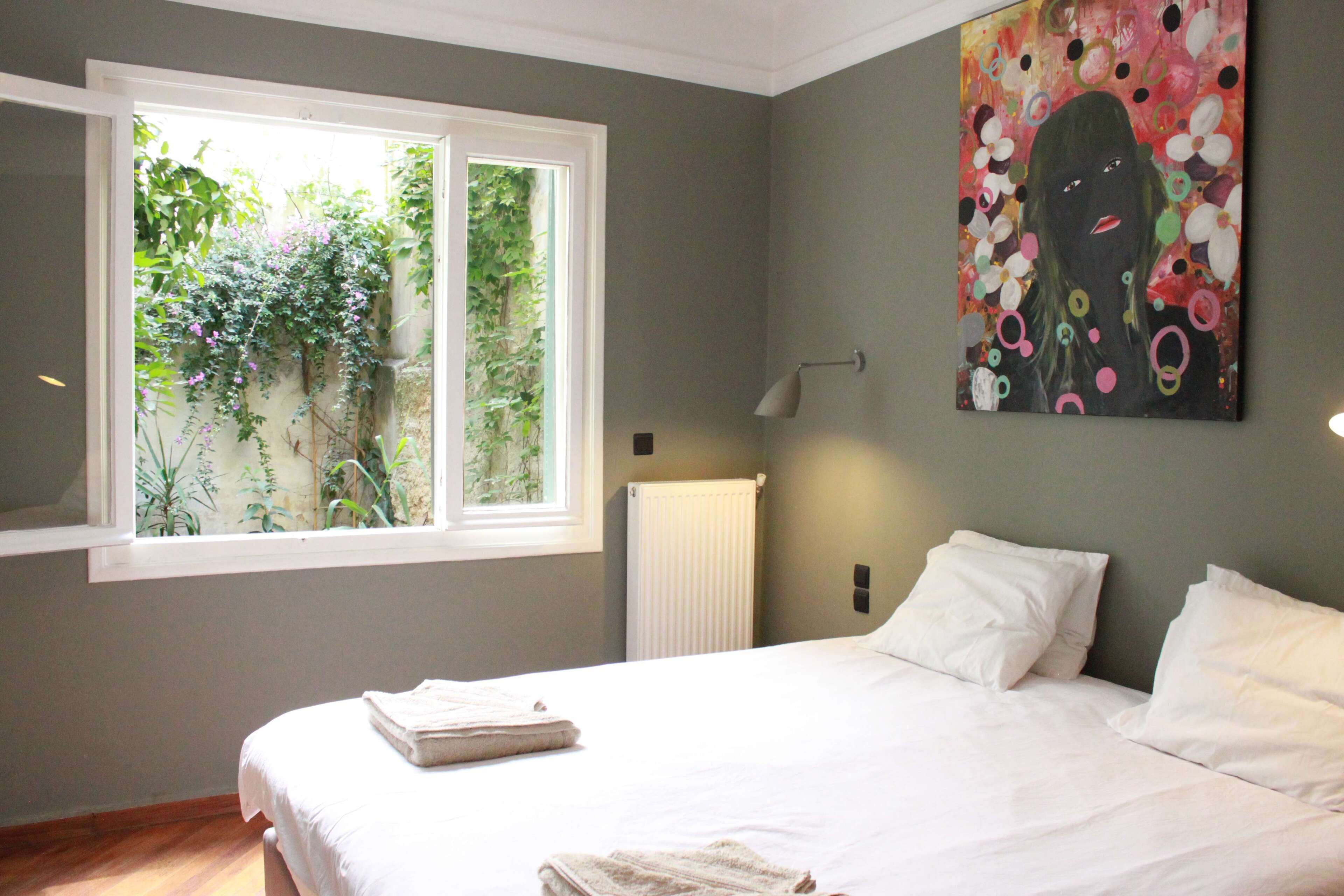 Garden apt, next to Plaka. Roof top terrace!