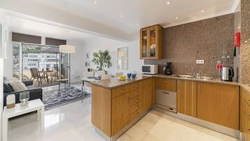 Horno, placa de cocina y trona infantil