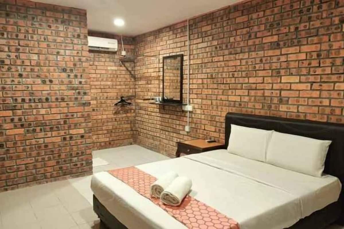 Meja kerja dan tempat tidur lipat/tambahan