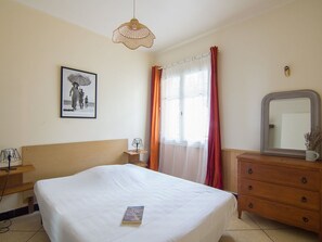 1 habitación, tabla de planchar con plancha, cuna de viaje y wifi 