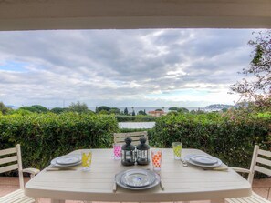 Outdoor dining - Beautiful apartment for 4 guests with WIFI, TV and terrace (Pardigon)