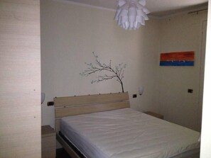 3 bedrooms, in-room safe, iron/ironing board, free WiFi