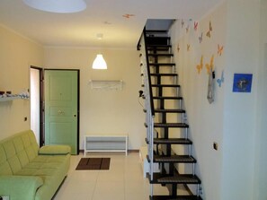 Televisión, reproductor de DVD, libros