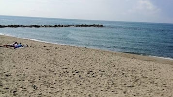 Una spiaggia nelle vicinanze