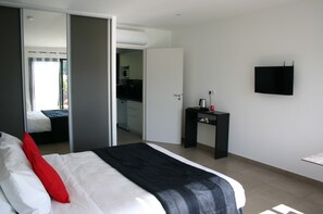 Caja de seguridad en la habitación y tabla de planchar con plancha