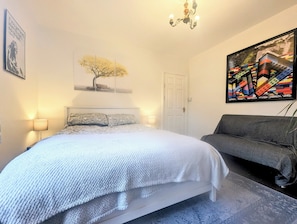 6 quartos, ferros/tábuas de passar roupa, Wi-Fi, roupa de cama