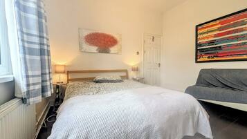 6 bedrooms, iron/ironing board, WiFi, bed sheets