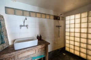 Villa panorámica, 1 cama de matrimonio grande, vistas al mar | Baño | Ducha y toallas