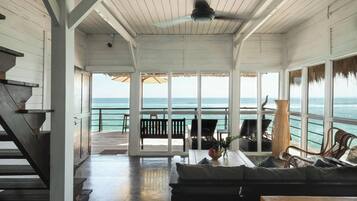 Honeymoon Villa, 1 King Bed, Beach View | Living area