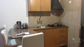 Cookware/dishes/utensils