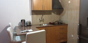 Cookware/dishes/utensils