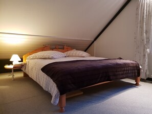 1 slaapkamer, een strijkplank/strijkijzer, wifi, beddengoed