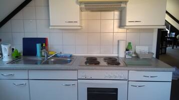 Kühlschrank, Mikrowelle, Ofen, Wasserkocher mit Kaffee-/Teezubehör