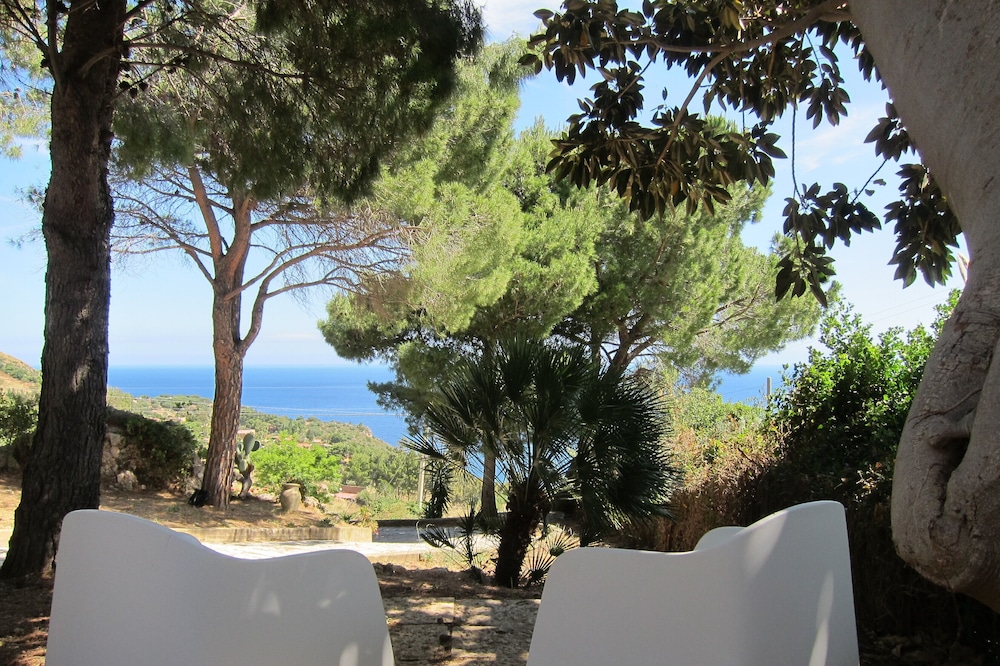 Villa, with an amazing view on the sea,hot tub, close to the Reserve of Zingaro