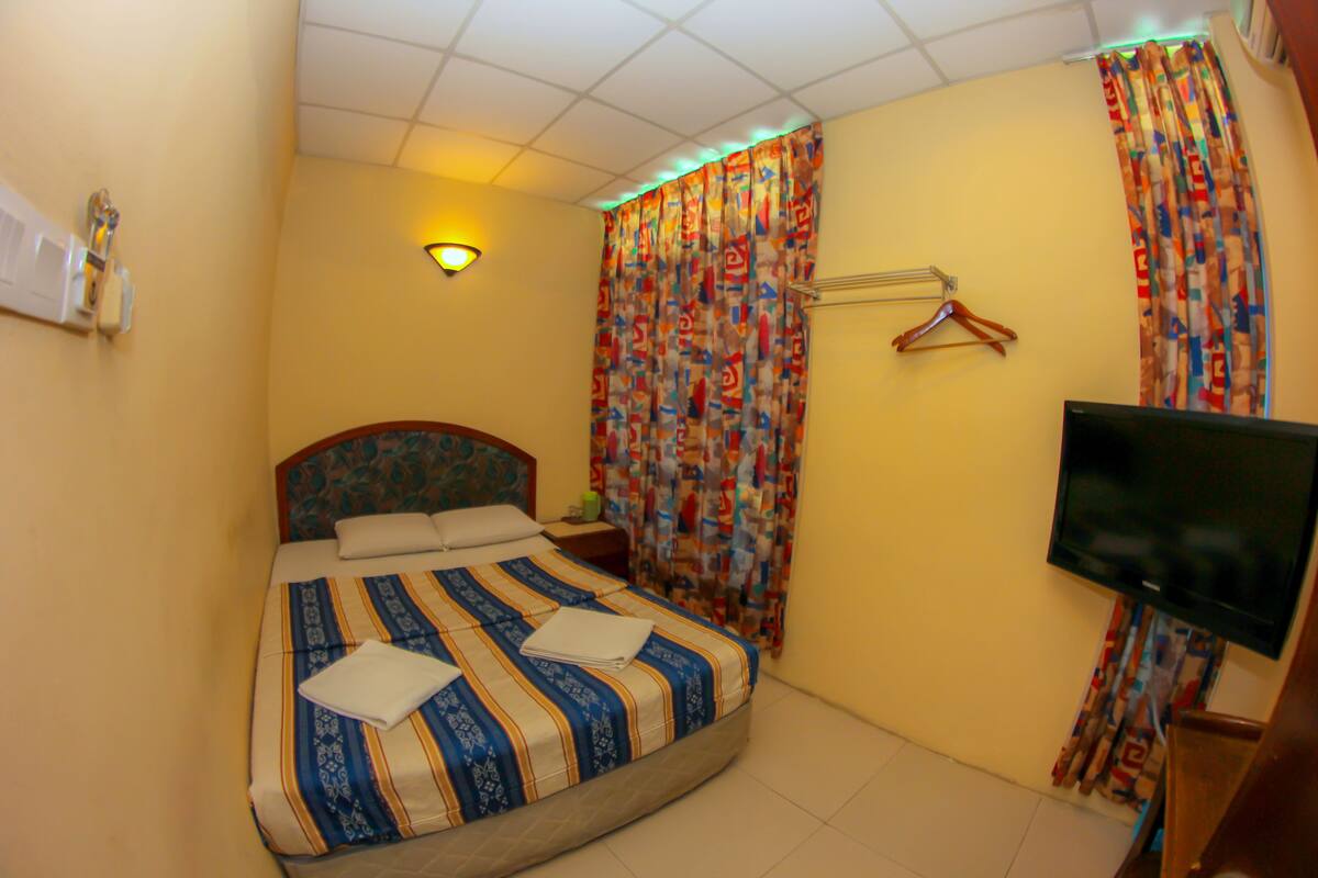 Comfort Room, 1 Queen Bed, Non Smoking | In-room safe, free WiFi