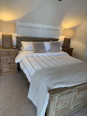 4 Schlafzimmer, Schreibtisch, Bügeleisen/Bügelbrett, kostenloses WLAN