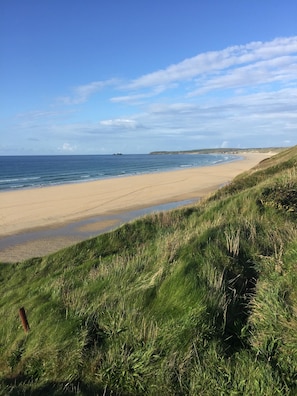 Beach nearby - Beautiful Beach House. Stunning sea views, easy access to Hayle golden beach. (Hayle)