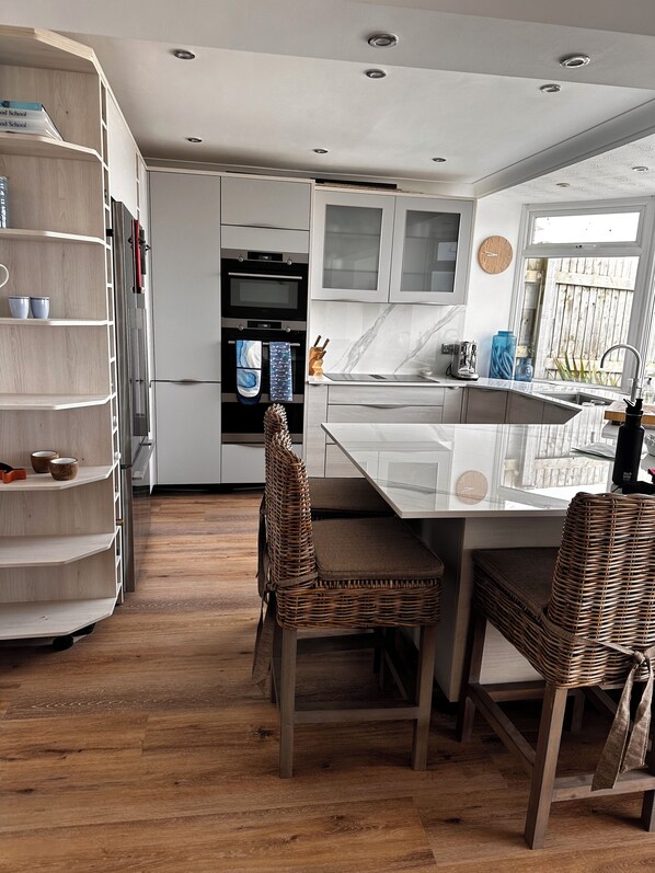 Kühlschrank, Mikrowelle, Ofen, Geschirrspüler