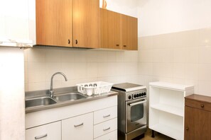 Jääkaappi, uuni, ruokailupöytä