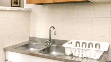 Kühlschrank, Ofen, Esstisch