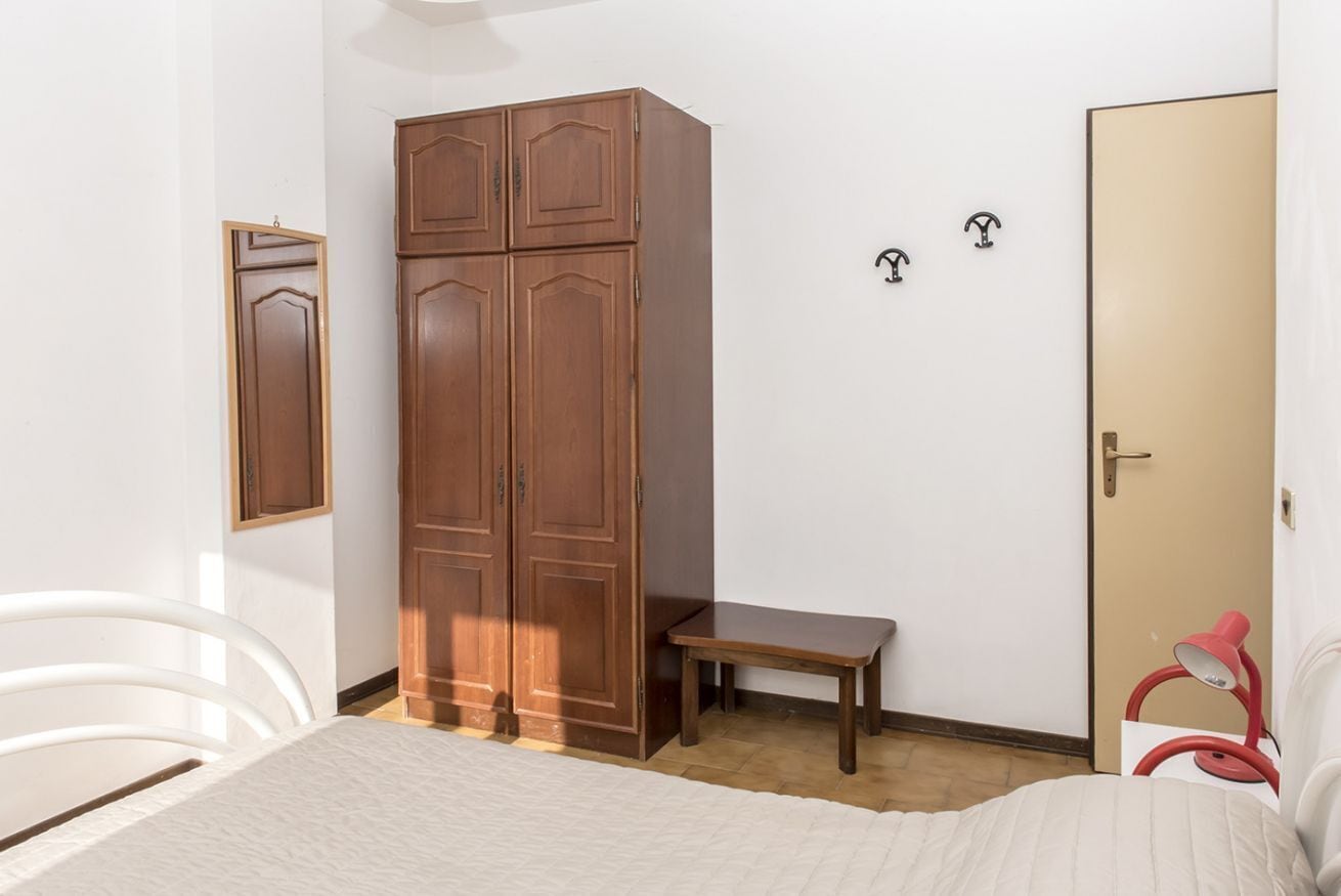 2 bedrooms, bed sheets