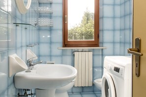 Shower, bidet, towels