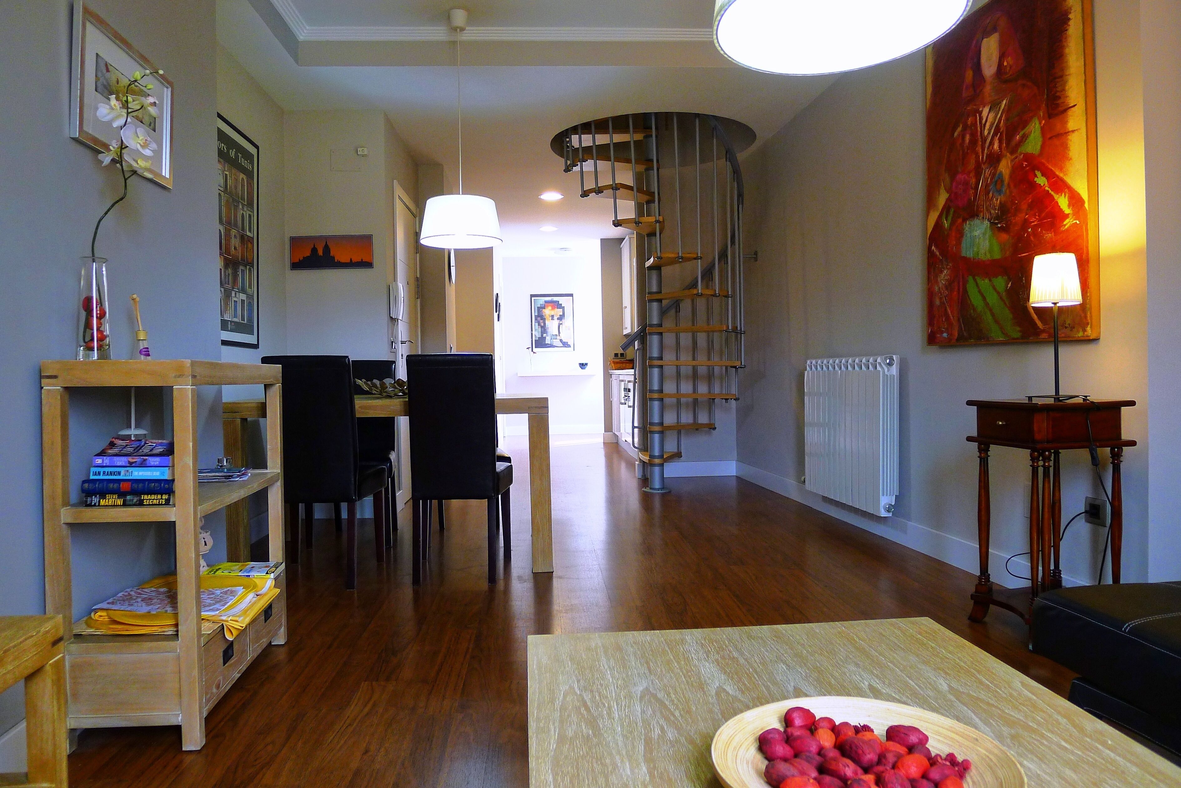 SPACIOUS 2 BEDROOM APARTMENT, AIR CONDITIONING, OPTIONAL GARAGE, WIFI