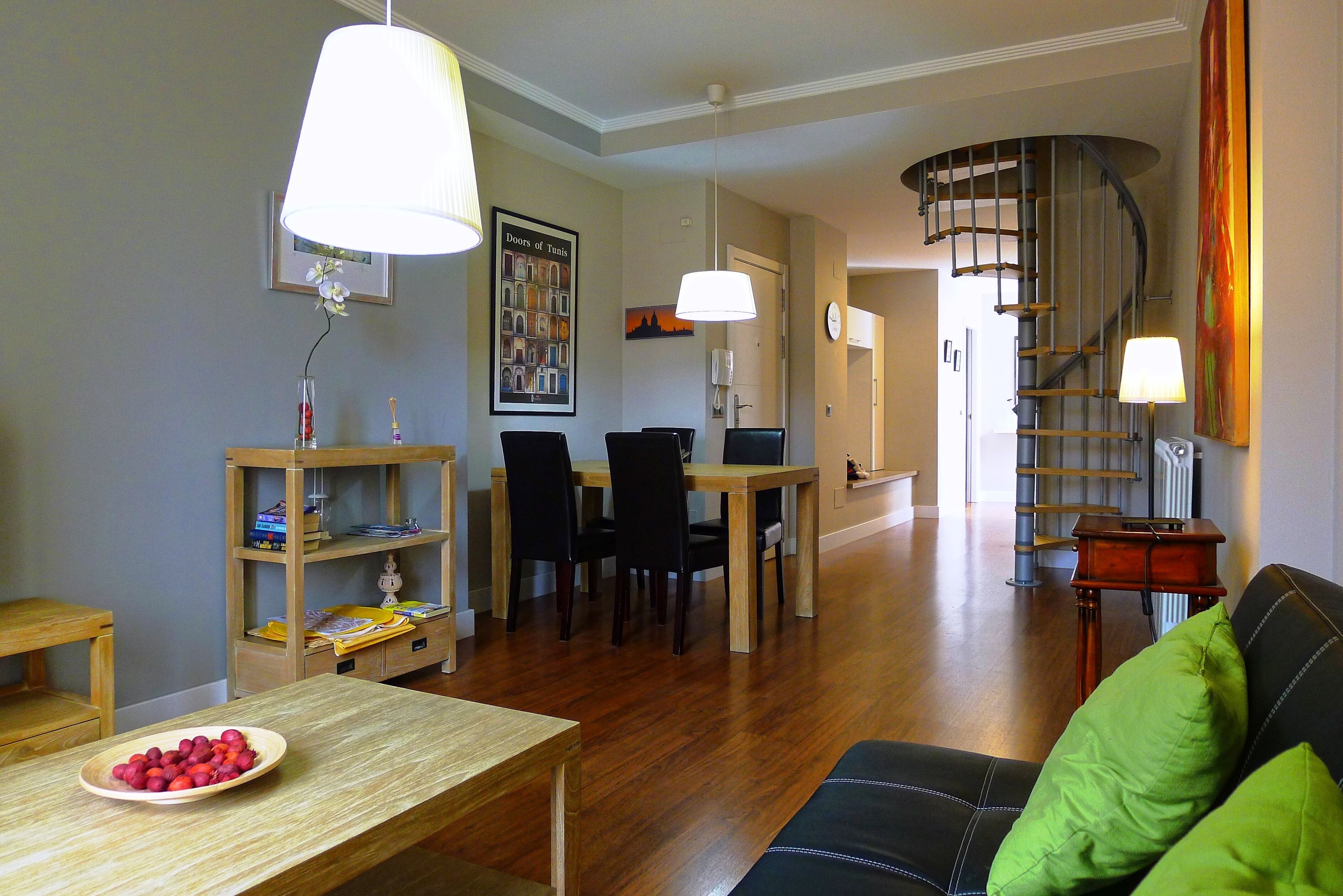 SPACIOUS 2 BEDROOM APARTMENT, AIR CONDITIONING, OPTIONAL GARAGE, WIFI