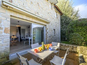 Outdoor dining - Nice apartment for 4 guests with WIFI, TV, terrace and pets allowed (Saint-colomban)
