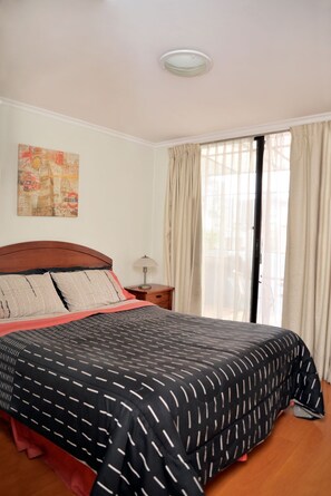 2 habitaciones, caja de seguridad en la habitación y escritorio 