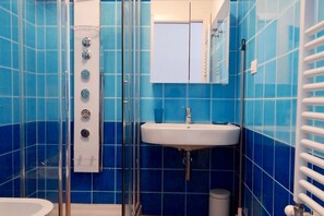 Doccia, bidet, asciugamani