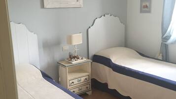 3 slaapkamers, een strijkplank/strijkijzer, gratis wifi, beddengoed