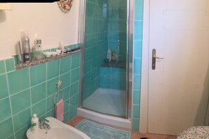 Dusche, Haartrockner, Bidet, Handtücher