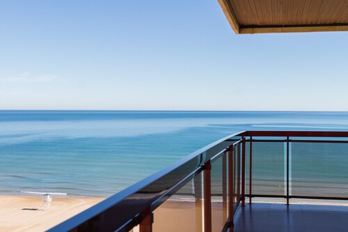 LUXURY APARTMENT APARTMENT 11 with direct views of the sea, sunrises live.