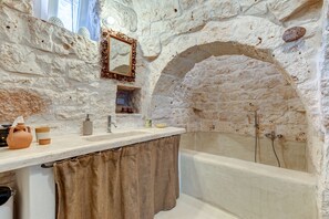 Tina, secadora de cabello, bidet, toallas 