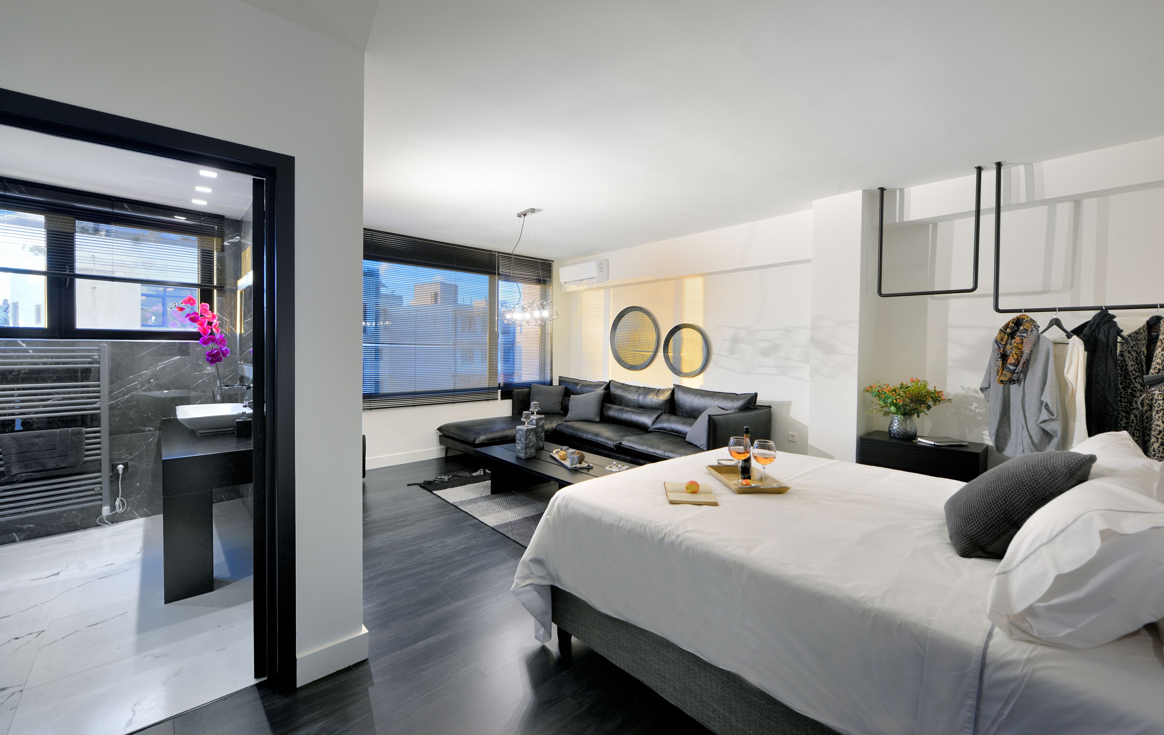 Een strijkplank/strijkijzer, wifi, beddengoed